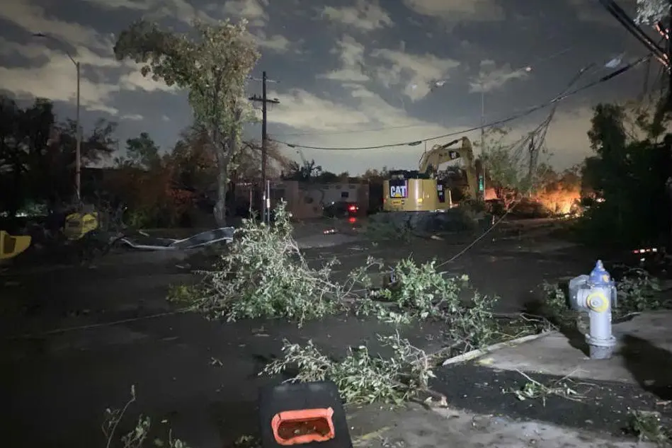 I danni del tornado (foto Twitter)