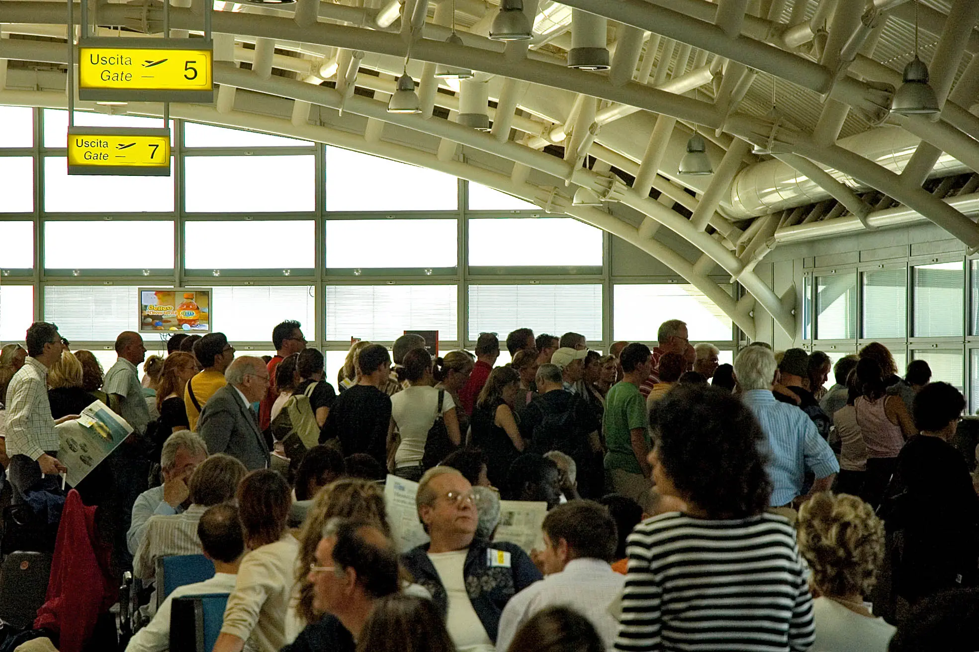 Passeggeri in attesa nella sala partenze dell'aerostazione di Cagliari-Elmas
