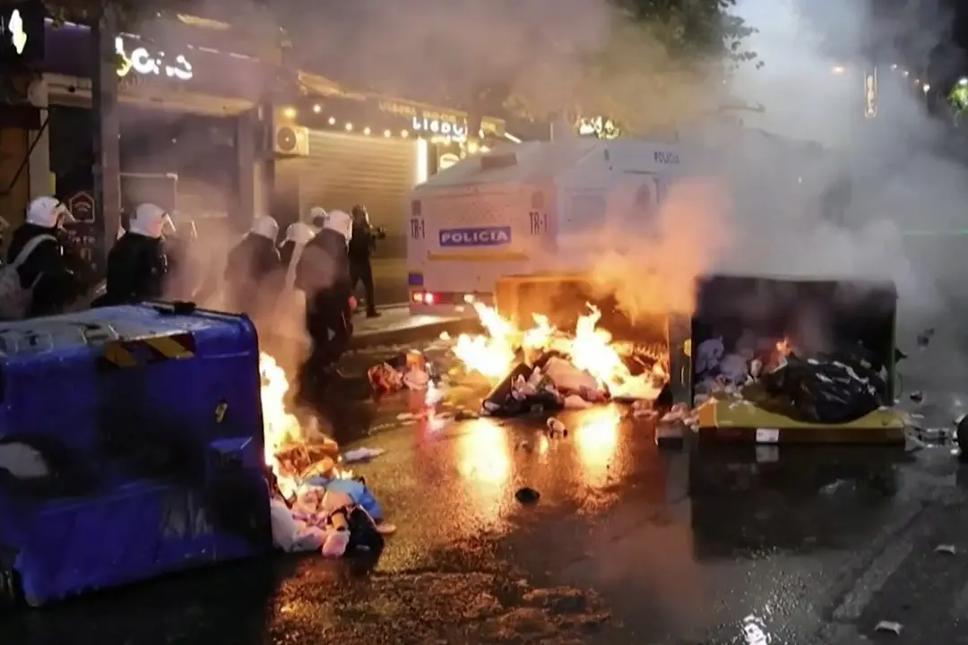 Ancora scontri a Tirana, manifestanti lanciano molotov e incendiano cassonetti