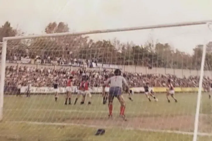 Un attacco del Carbonia. Di spalle il portiere del Porto Torres Aventino Cinus (foto concessa ex Biancoblù Carbonia)