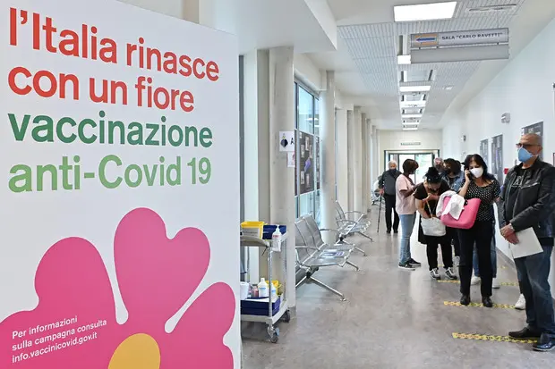 Un centro vaccinale in Italia (Ansa)