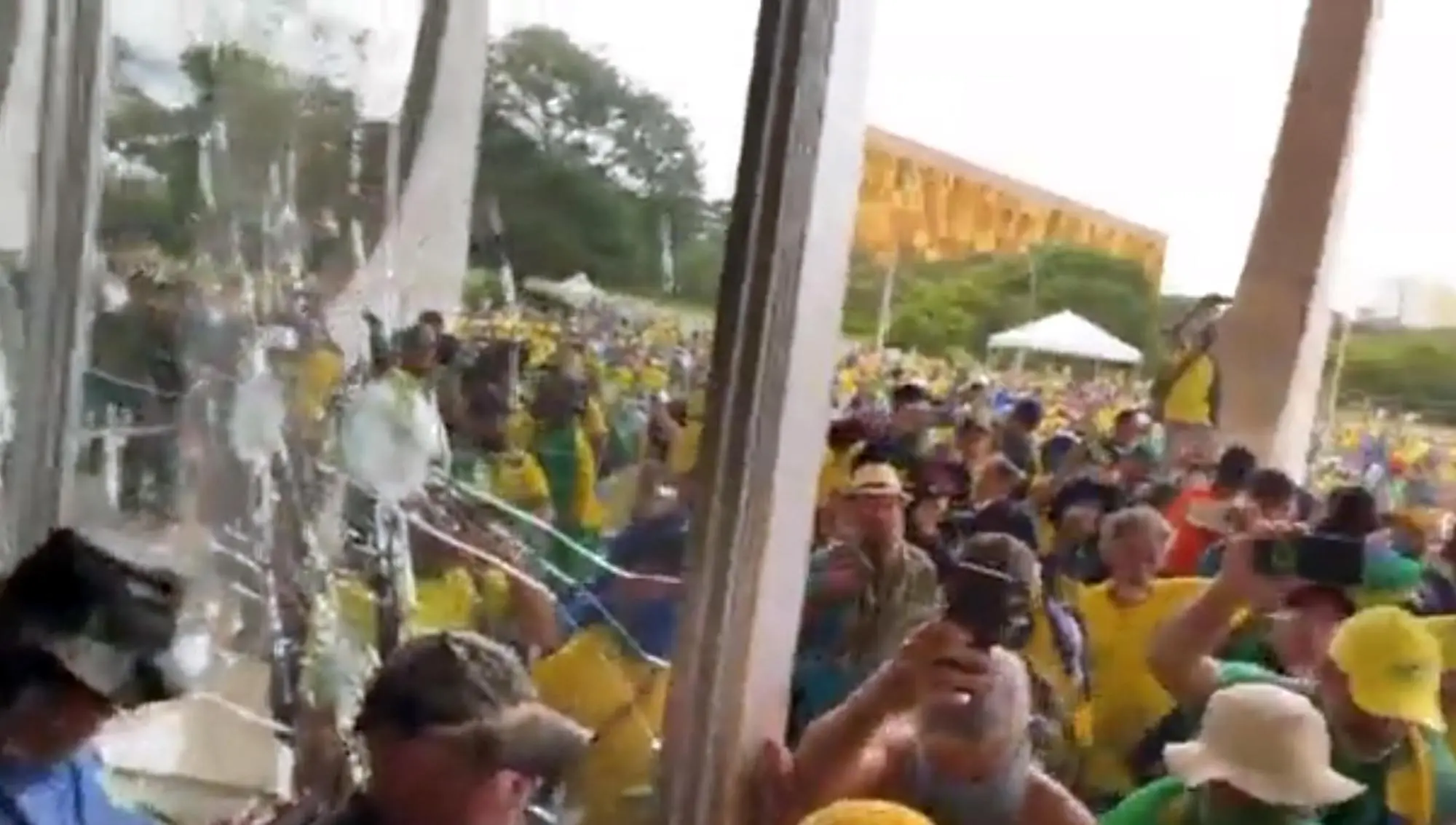 L'assalto al Congresso dei sostenitori di Bolsonaro (Ansa)