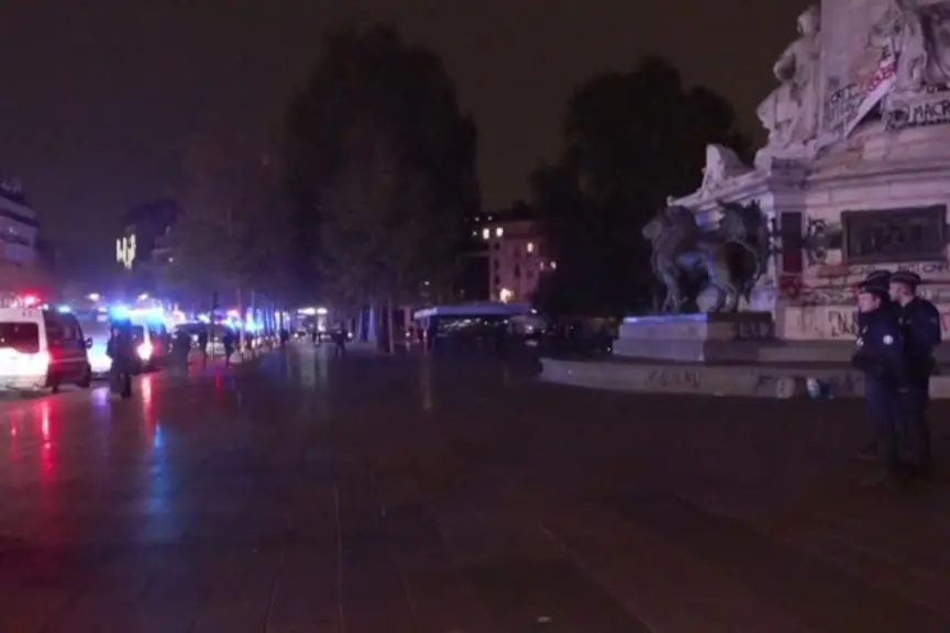 Parigi, Place de la République deserta dopo annuncio coprifuoco parziale
