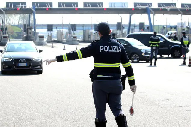 Polizia (Ansa)