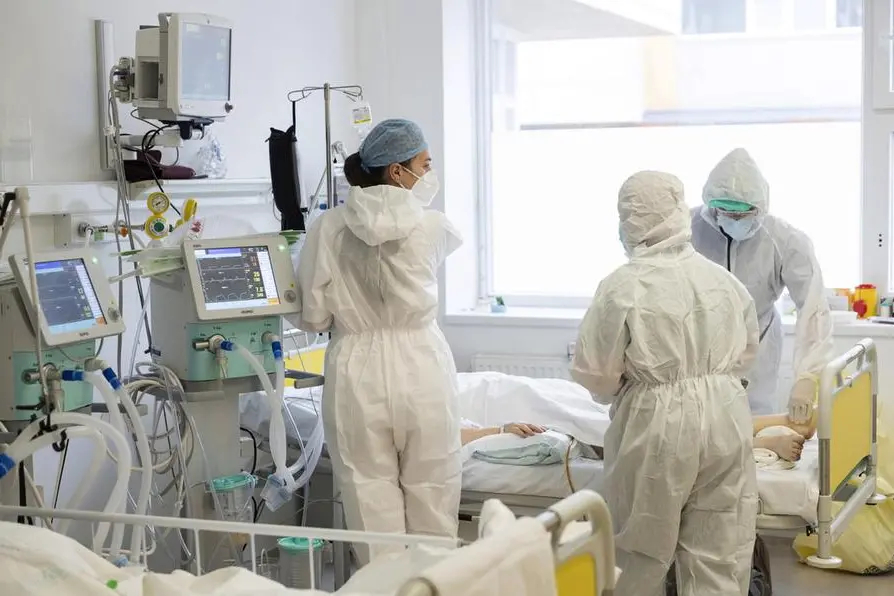 epa08844317 Doctors and nurses attend to a patient at the intensive care unit for COVID-19 patients in the Andras Josa hospital in Nyiregyhaza, Hungary, 25 November 2020 (issued 26 November 2020). EPA/Attila Balazs HUNGARY OUT