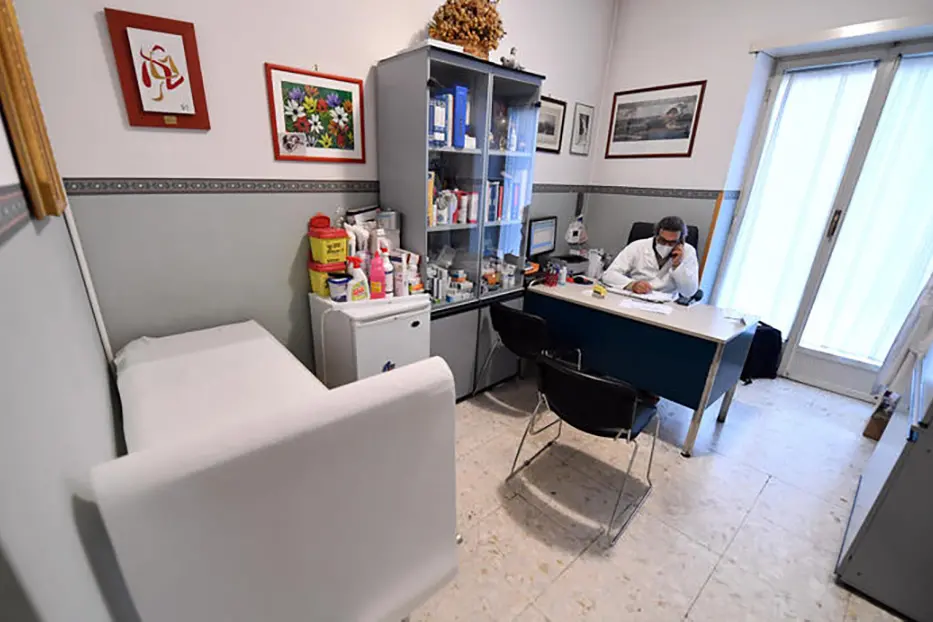 Un medico al telefono (Ansa)