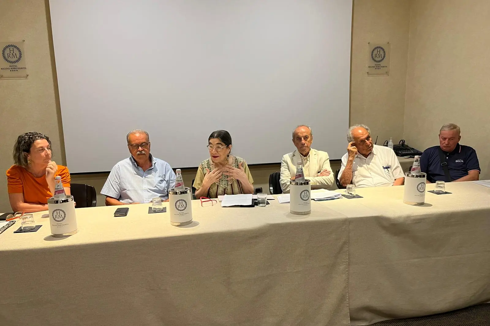 Il Comitato tecnico-scientifico per l'insularità oggi a Cagliari. Da sinistra: Rita Dedola, Giuseppe Biggio, Maria Antonietta Mongiu, Bebetto Ballero, Giovanni Barrocu, Gian Valerio Sanna