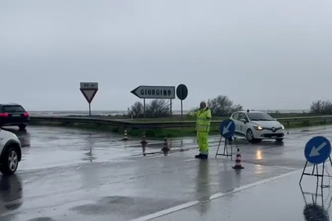 La 195 "Sulcitana" bloccata (frame da video L'Unione Sarda)