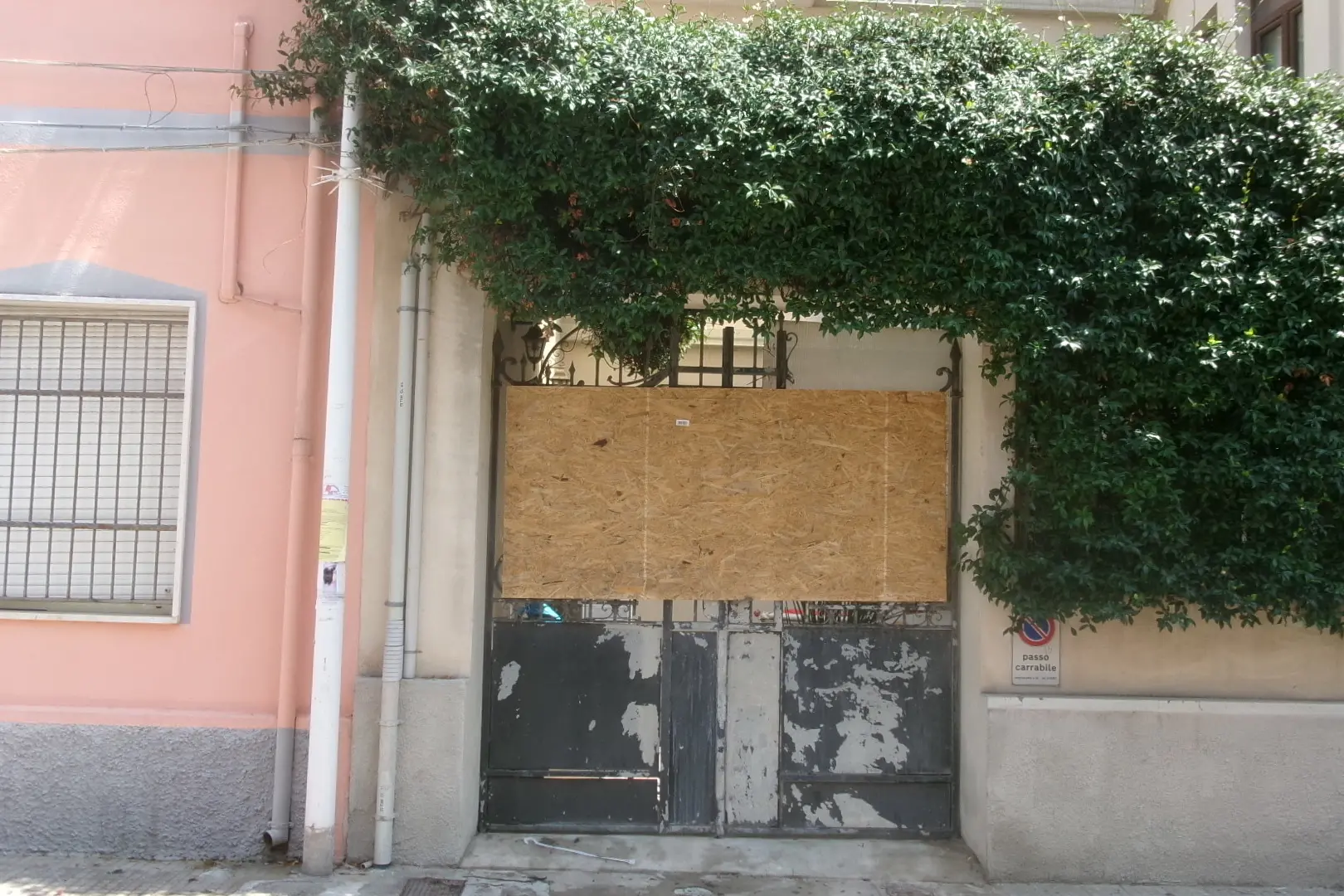 Il cancello a Quartu Sant'Elena dove è rimasto infilzato un giovane (foto Serreli)