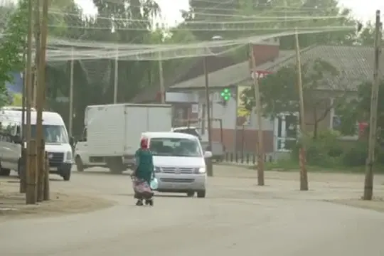 Ucraina, a Izium le strade coperte da reti anti-drone