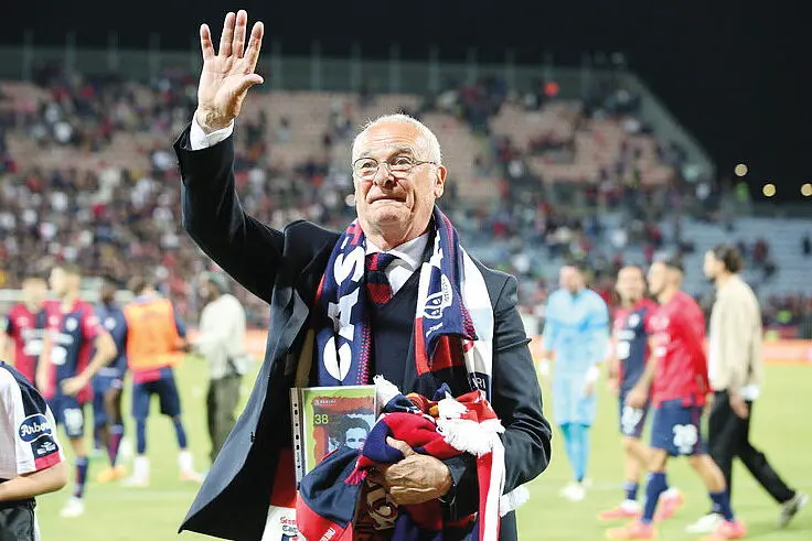 Claudio Ranieri saluta il pubblico rossoblù alla Unipol Domus