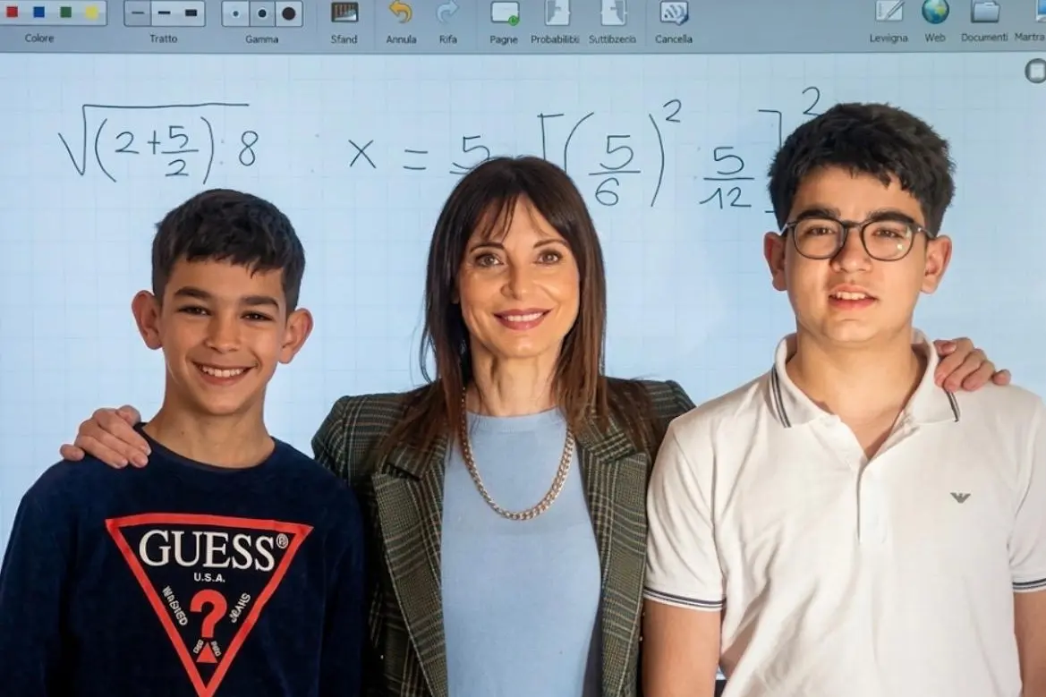 I due studenti di Palmas Arborea con la professoressa Manuela Meloni (foto concessa)