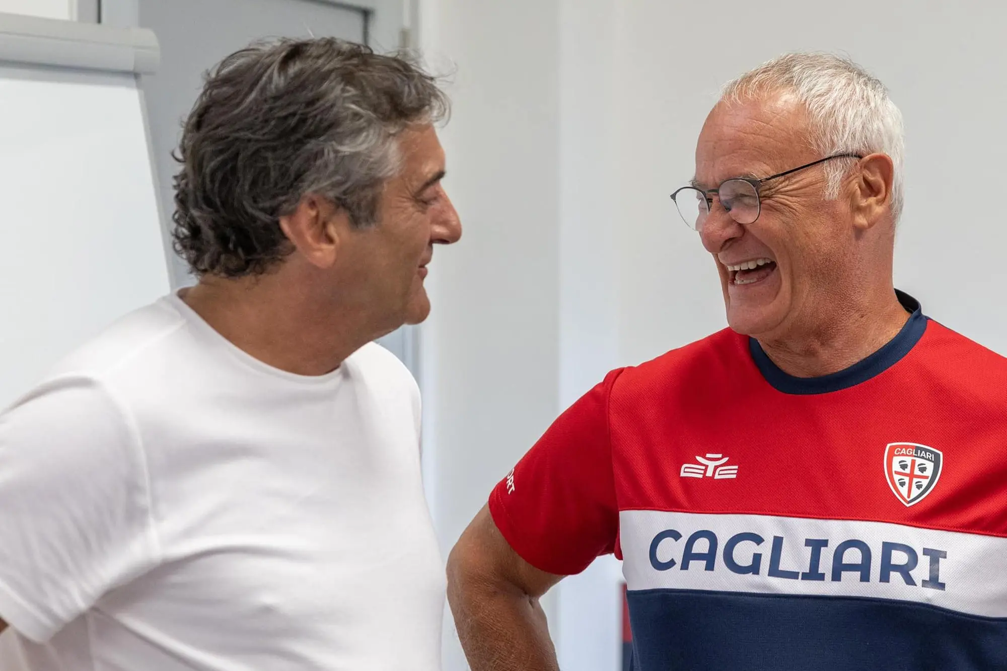 Francescoli scherza con Ranieri durante la visita ad Asseminello (foto Cagliari Calcio)