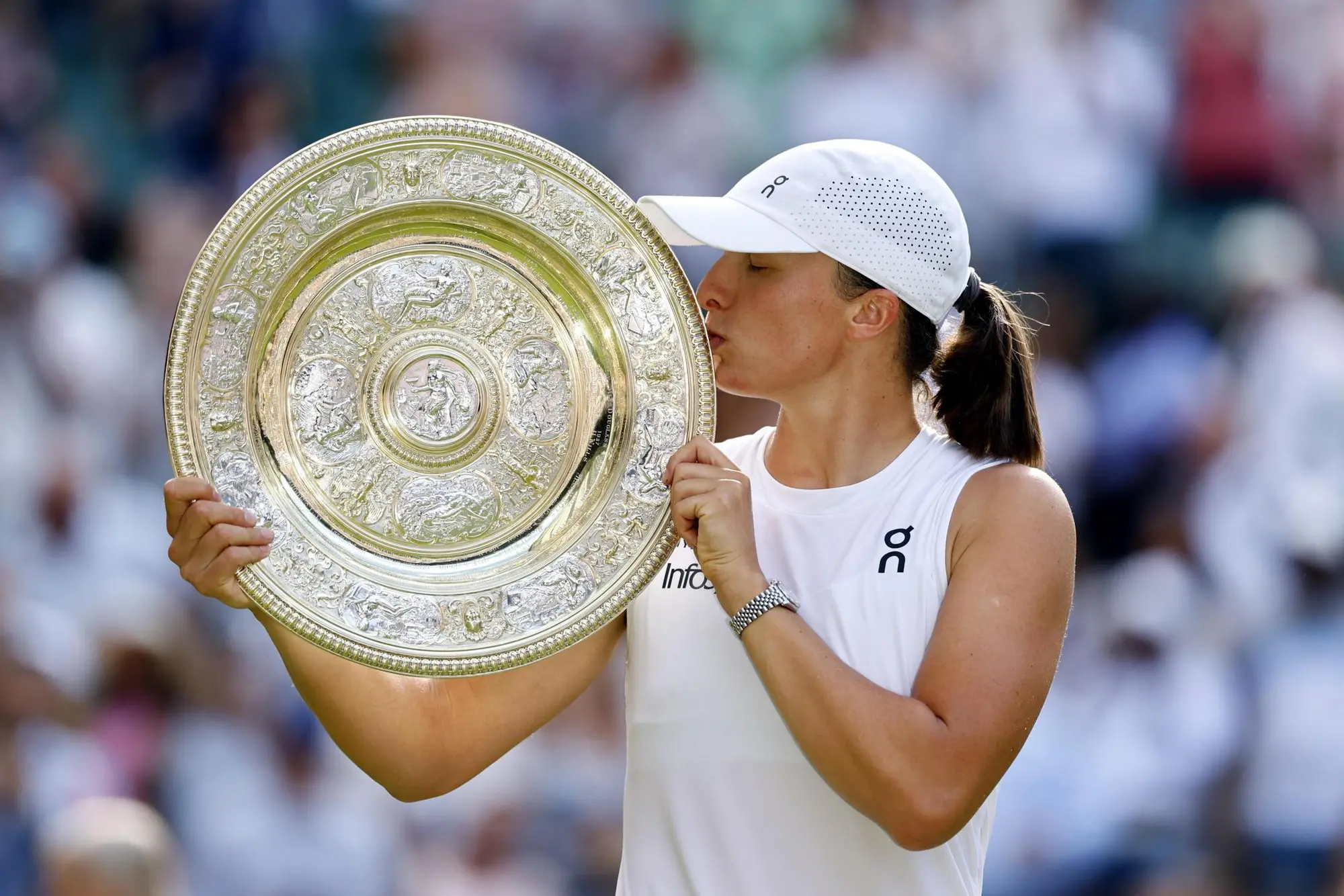 Iga Świątek festeggia la vittoria al torneo di Wimbledon (foto Ansa)