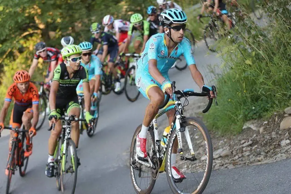 Aru all'attacco in salita