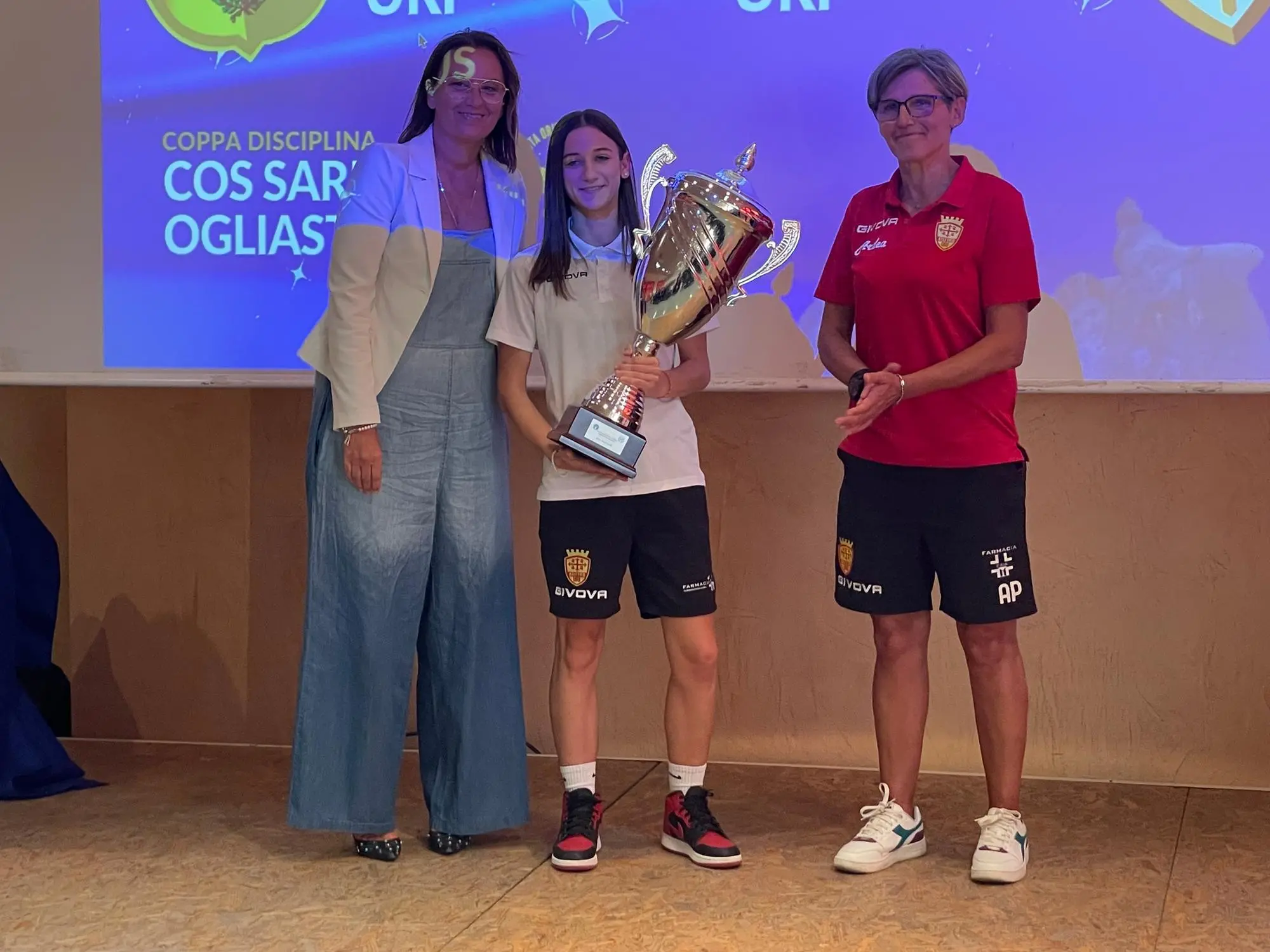 Il premio all'Atletico Uri femminile, a destra l'allenatrice Ángeles Parejo (foto Spignesi)