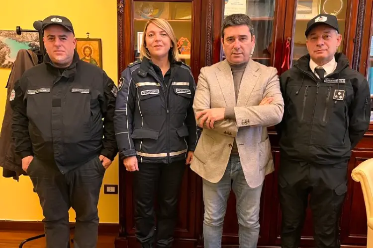 Il sindaco Mulas con Polizia locale e Guardia Nazionale (foto Pala)