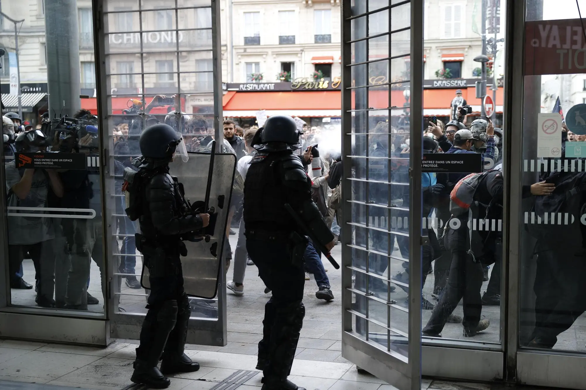 epa12366834 Security forces face protesters trying to block the gare du Nord railway station in Paris, France, 10 September 2025. To protest against the outgoing government's austerity budget, an online collective called 'Bloquons Tout' has called for everyone to block the entire country on 10 September with symbolic actions. France will deploy 80,000 police officers and gendarmes with instructions to stand firm against protesters. EPA/YOAN VALAT
