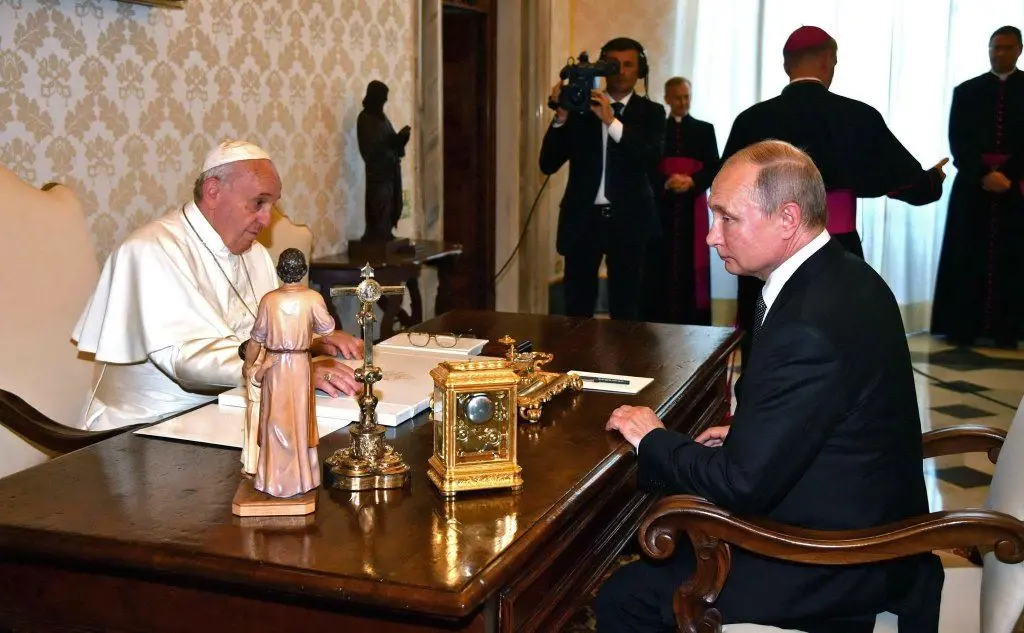 Vladimir Putin e Papa Francesco (Ansa)