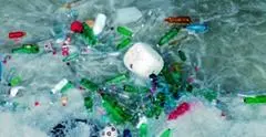 Rifiuti di plastica in mare (archivio US)