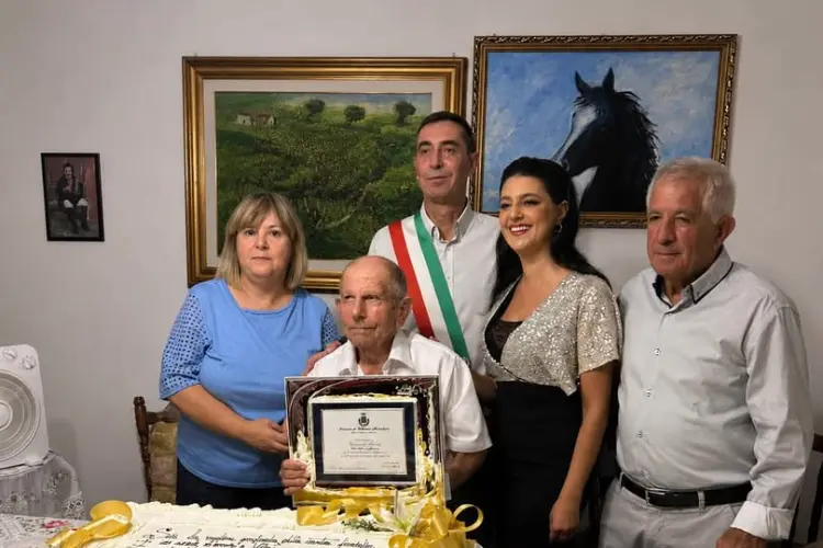 Giovanni Livesu con i parenti e il sindaco di Villanova Monteleone (foto concessa)