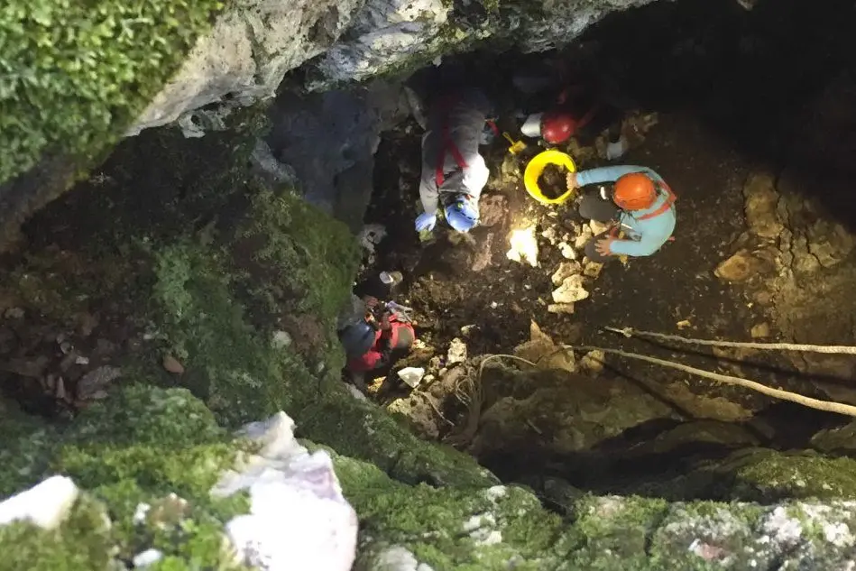 Gli speleologi si calano nella grotta (foto Loi)