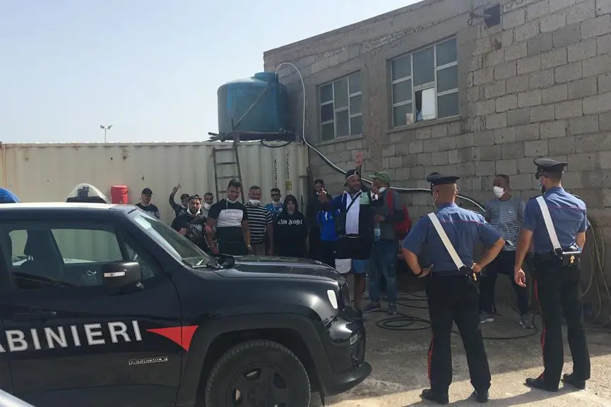 I migranti sbarcati (foto Carabinieri)