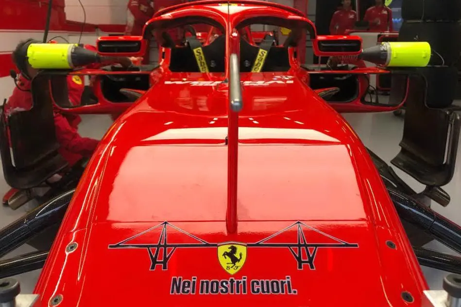 Il ponte Morandi disegnato sulla Ferrari (foto da Twitter)