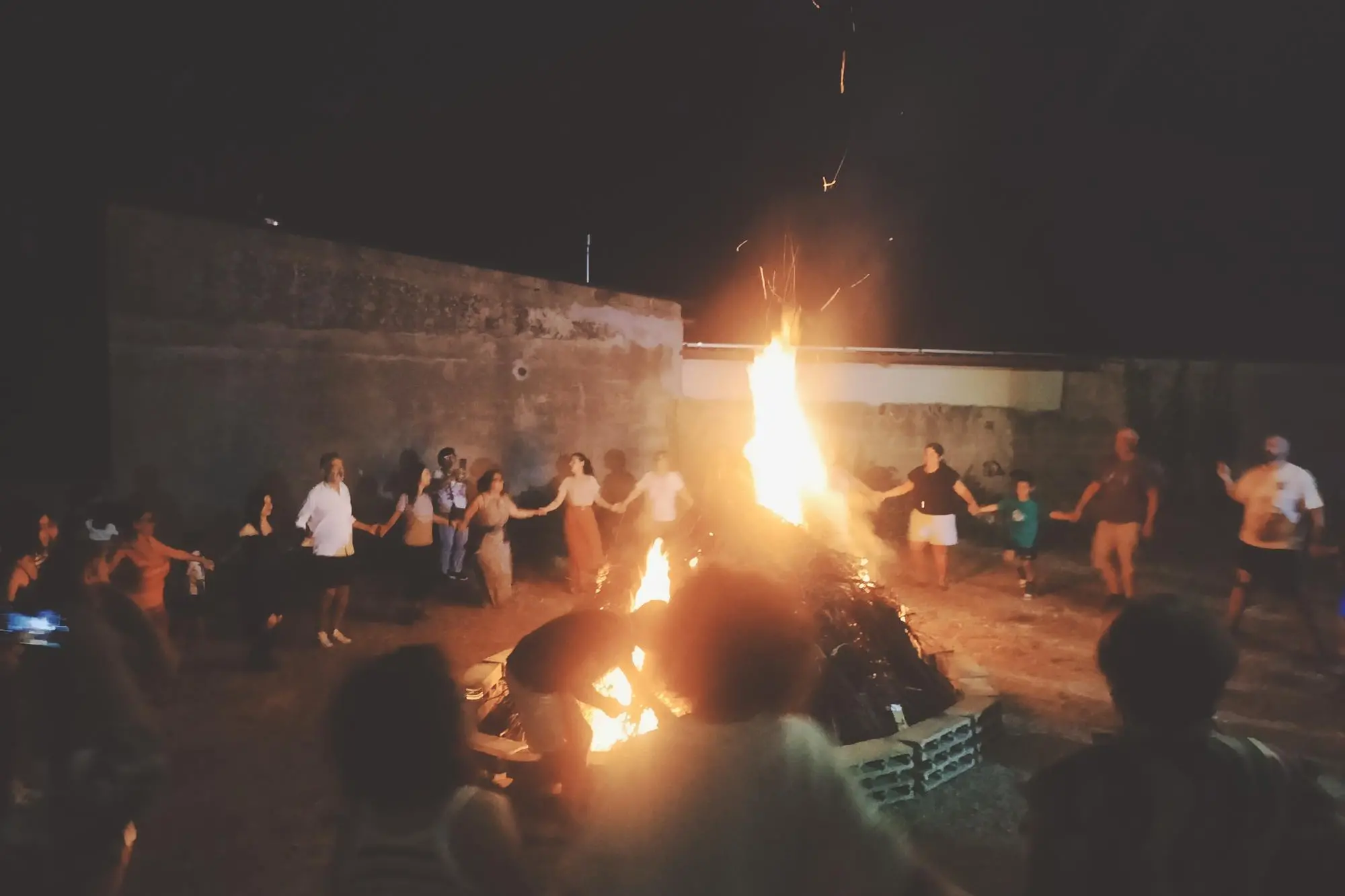 Il falò di San Giovanni. (Foto a.s.)