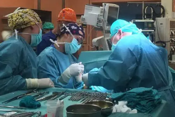 Intervento di chirurgia al policlinico Casula (foto AOU Cagliari)
