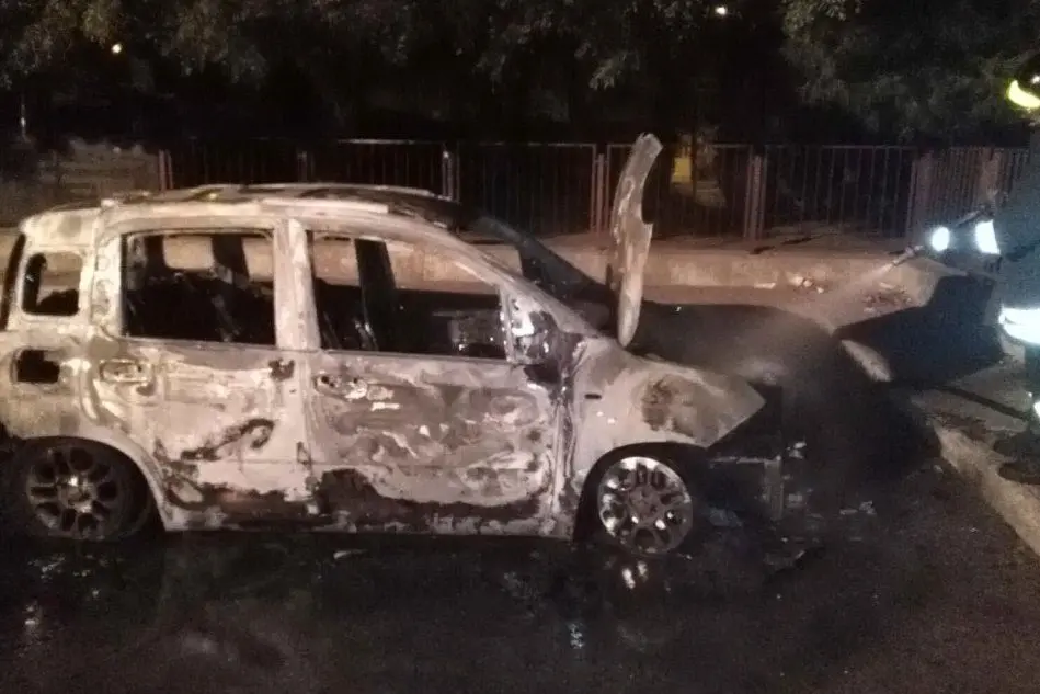 La carcassa dell'auto distrutta dal rogo