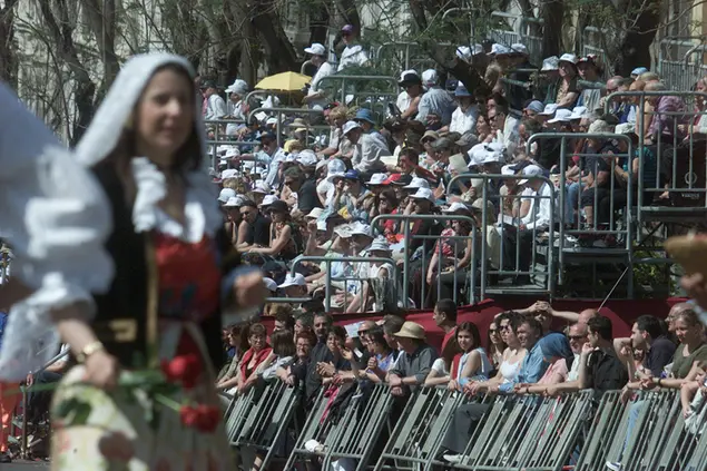 Pubblico sulle tribune alla sfilata di Sant'Efisio
