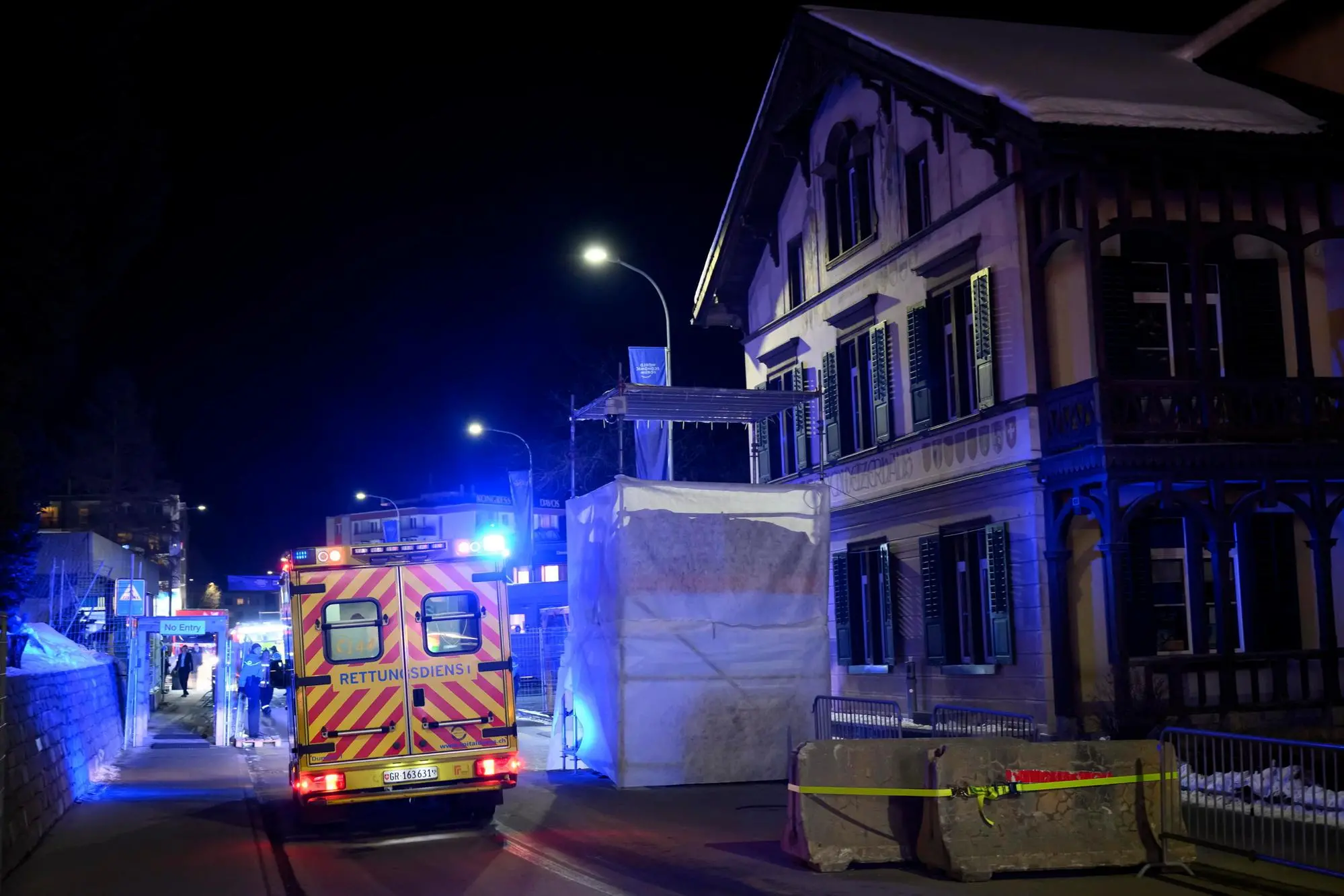 Le ambulanze sul posto (Ansa - EPA/LAURENT GILLIERON)