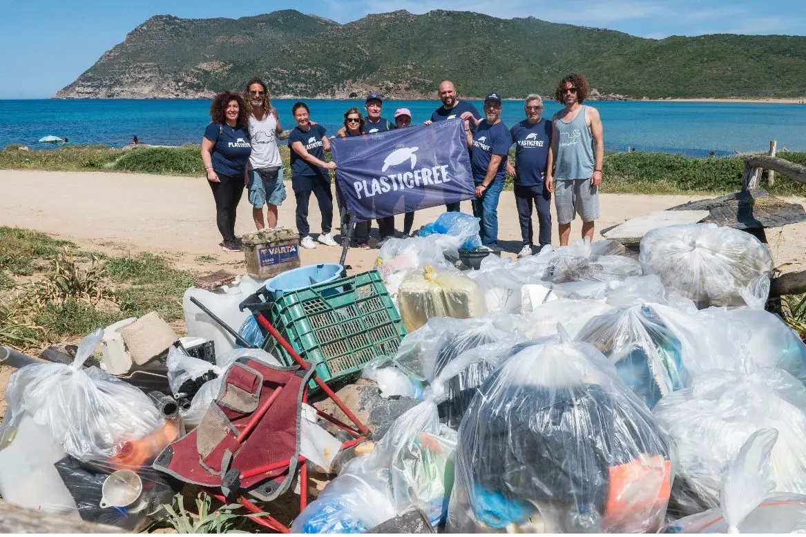 I volontari dell'iniziativa Plastic Free