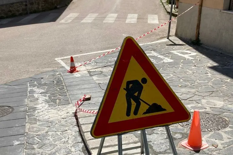 Il cantiere in una via di Villanova Monteleone (foto concessa dal comune)