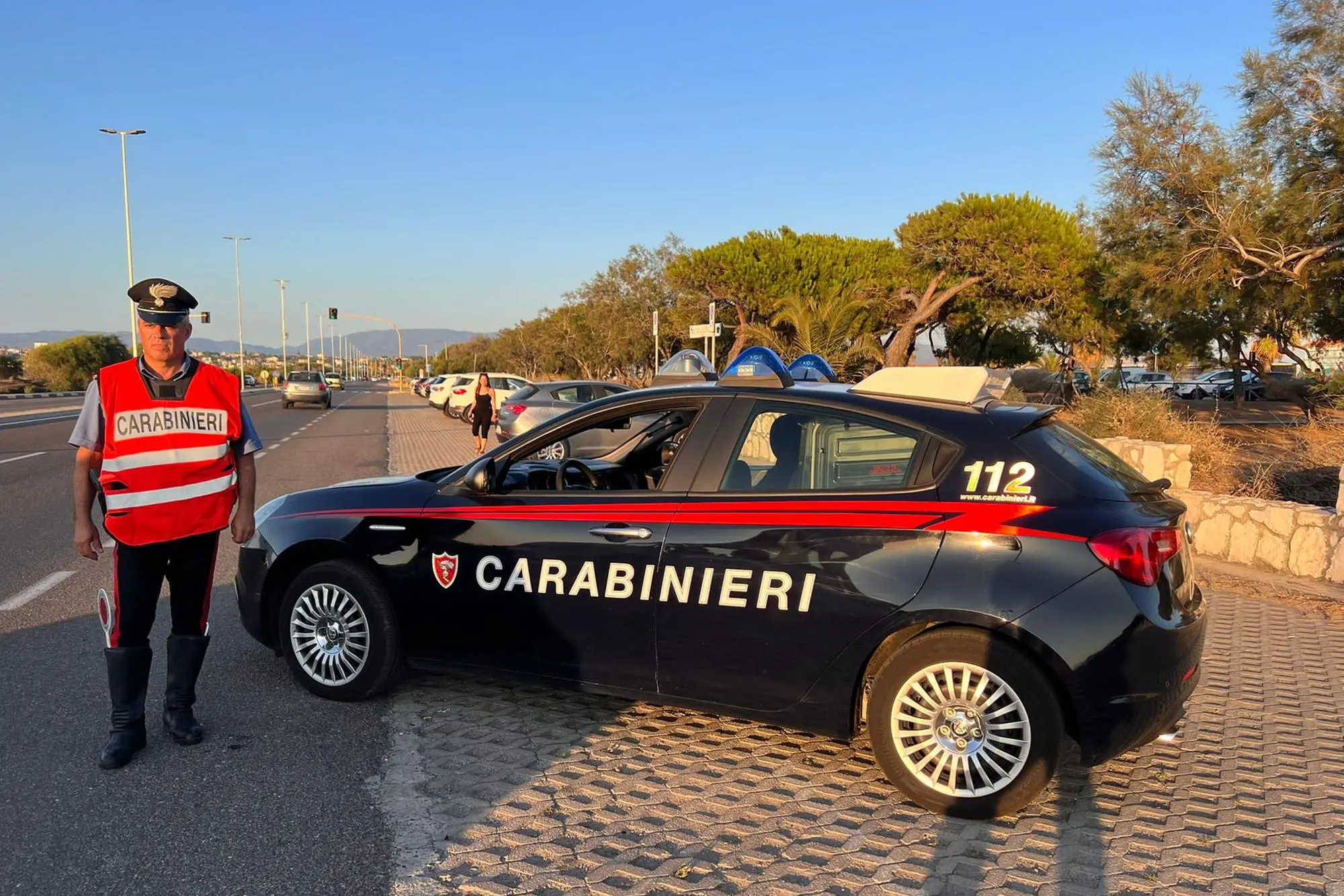 Posto di blocco dei carabinieri sul litorale del Poetto (foto Andrea Serreli)