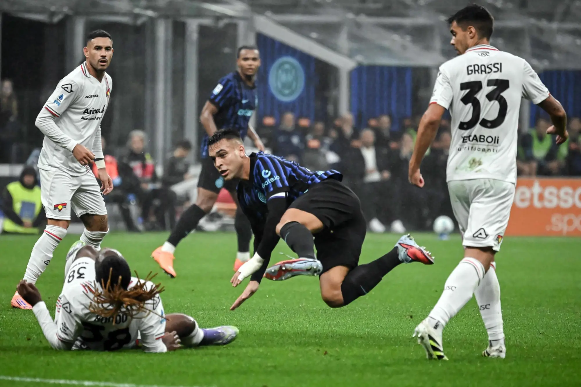 Inter Milan’s Lautaro Martinez (C) jumps for the ball during the Italian serie A soccer match between Inter and Cremonese at Giuseppe Meazza stadium in Milan, 4 October 2025. ANSA / MATTEO BAZZI