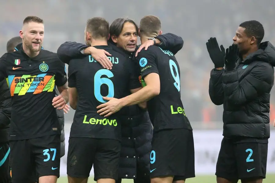 Simone Inzaghi abbraccia i suoi ragazzi (Ansa)