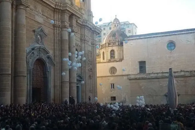 La folla ai funerali (Barraco)