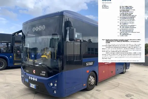 Un bus dell'Arst e la lettera (L'Unione Sarda)