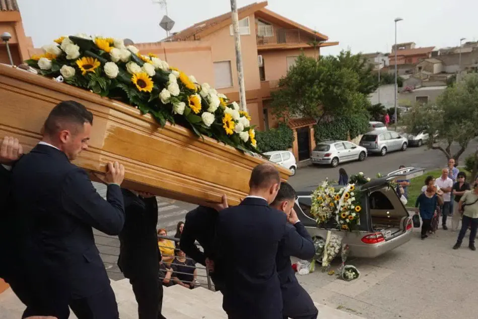 Un'immagine dei funerali (foto Stefano Anedda)