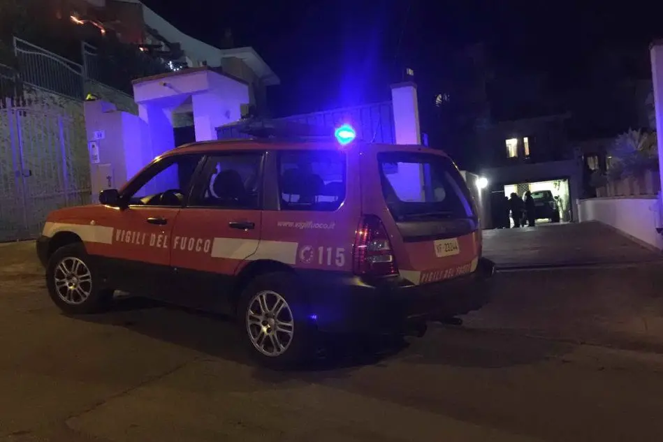 I vigili del fuoco sul posto (L'Unione Sarda)