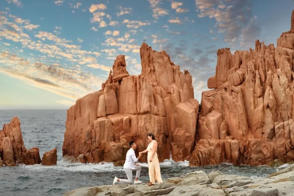 一对情侣在阿尔巴塔克斯红岩前合影（摄影：Max Maddanu）