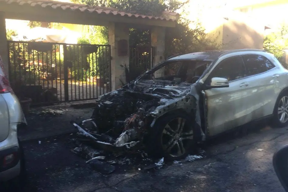 L'auto incendiata (foto Elia Sanna)