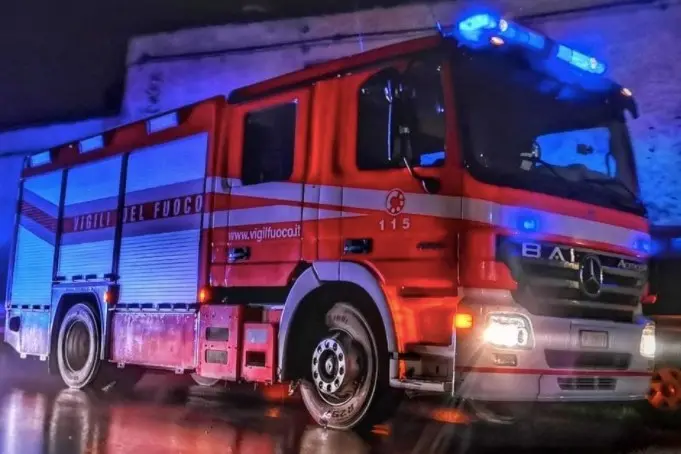Un intervento notturno dei vigili del fuoco