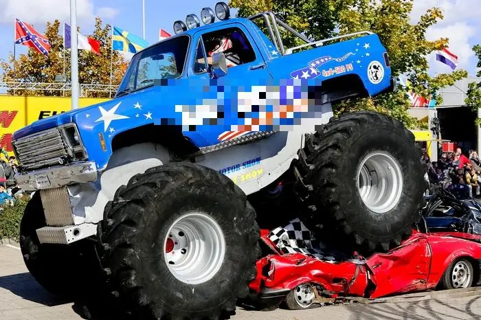 Uno show di monster trucks (foto Ansa/Epa)