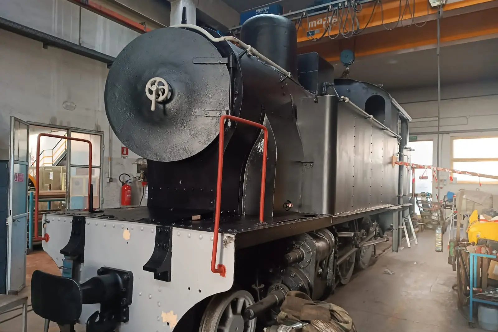 La locomotiva in fase di restauro (foto Sirigu)