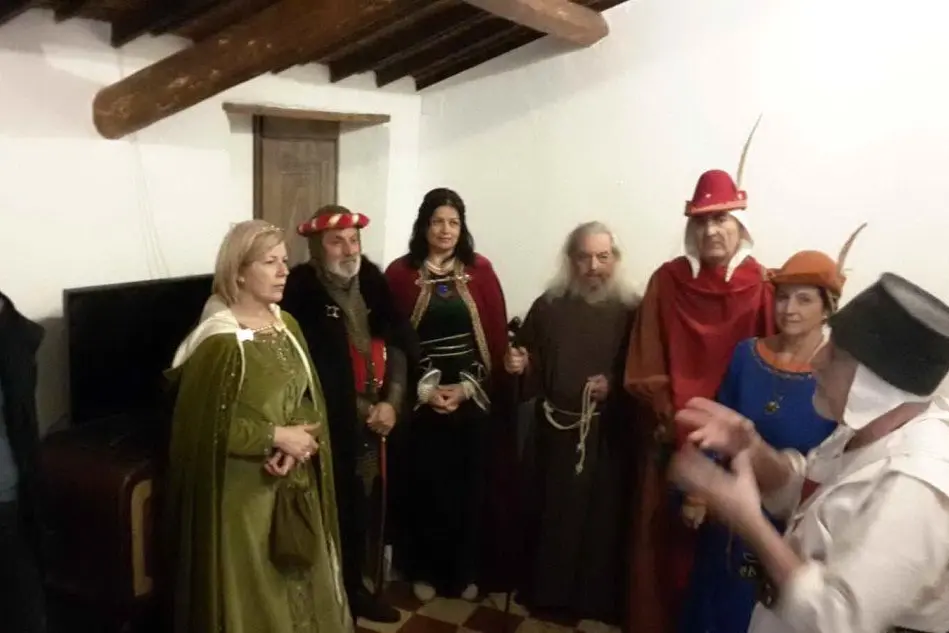 La presentazione con il sindaco Ventura e i figuranti in abiti medioevali tenuta nella casa storica "Perd'e Fogu" (foto Simone Farris)
