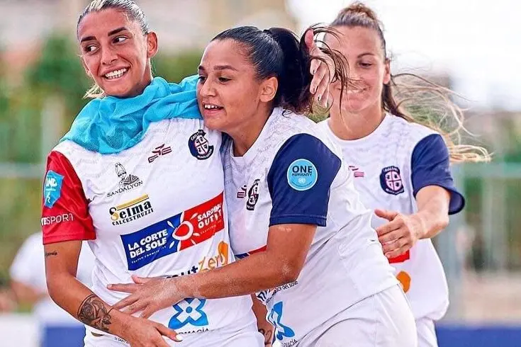 Un'esultanza del Cagliari Beach Soccer femminile durante il Mondiale per Club 2024 ad Alghero (foto beachsoccer.com)