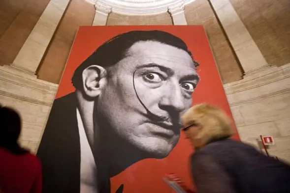 Salvador Dalí in una mostra al Vittoriano di Roma (Ansa)